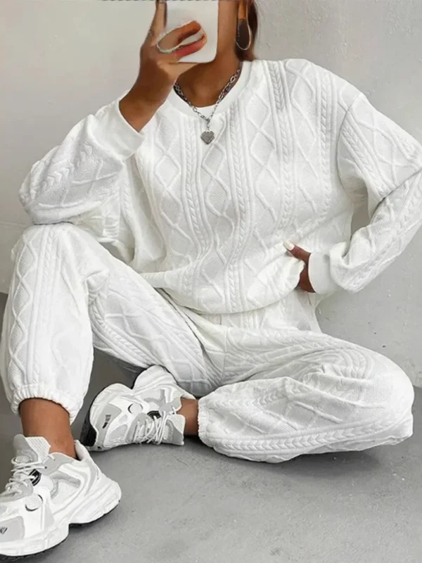 Chic Long Sleeve Round Neck Top for Autumn & Winter Elegance