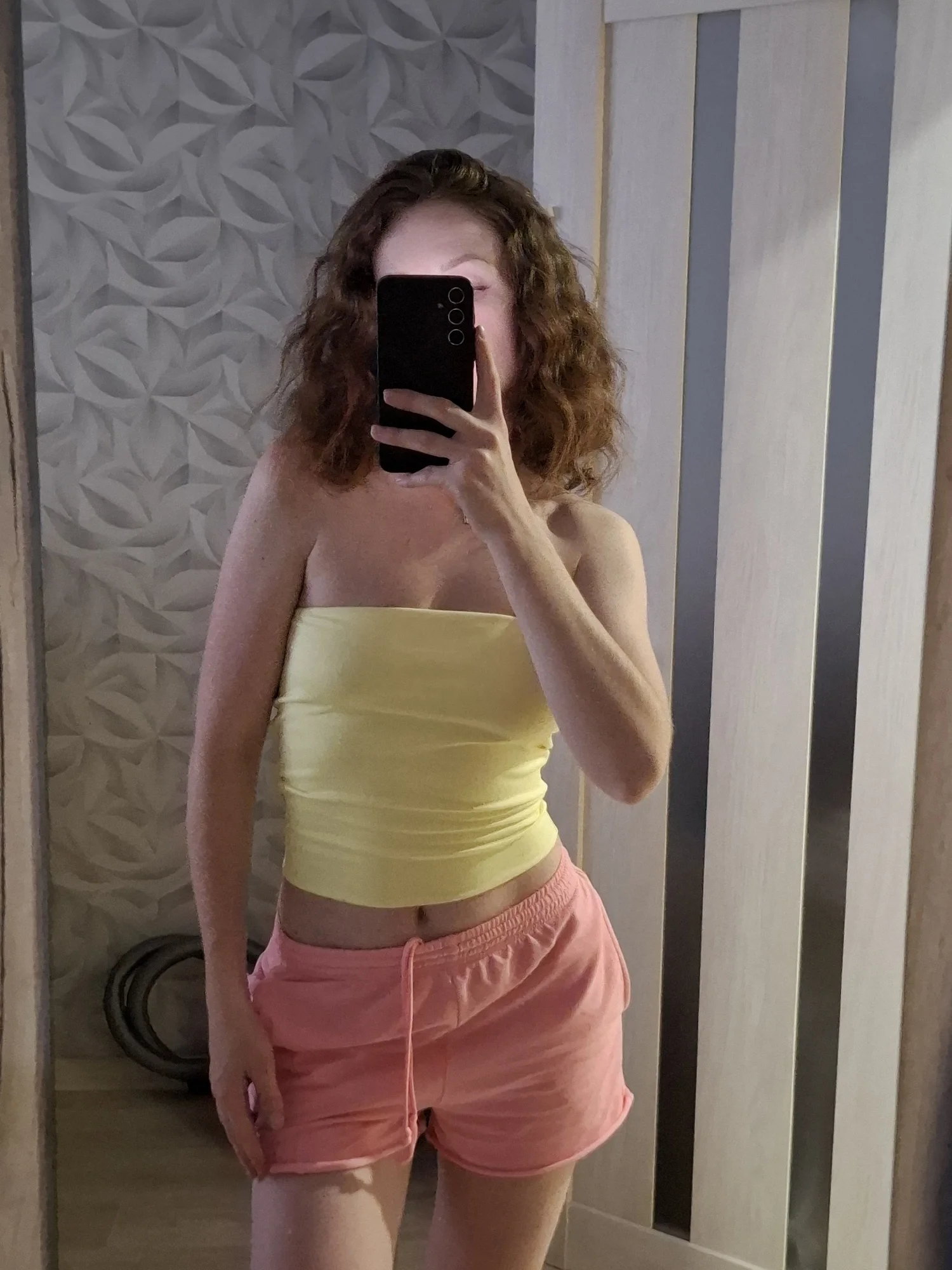 Stylish Women's Strapless Cropped Tube Top for Summer Fun photo review