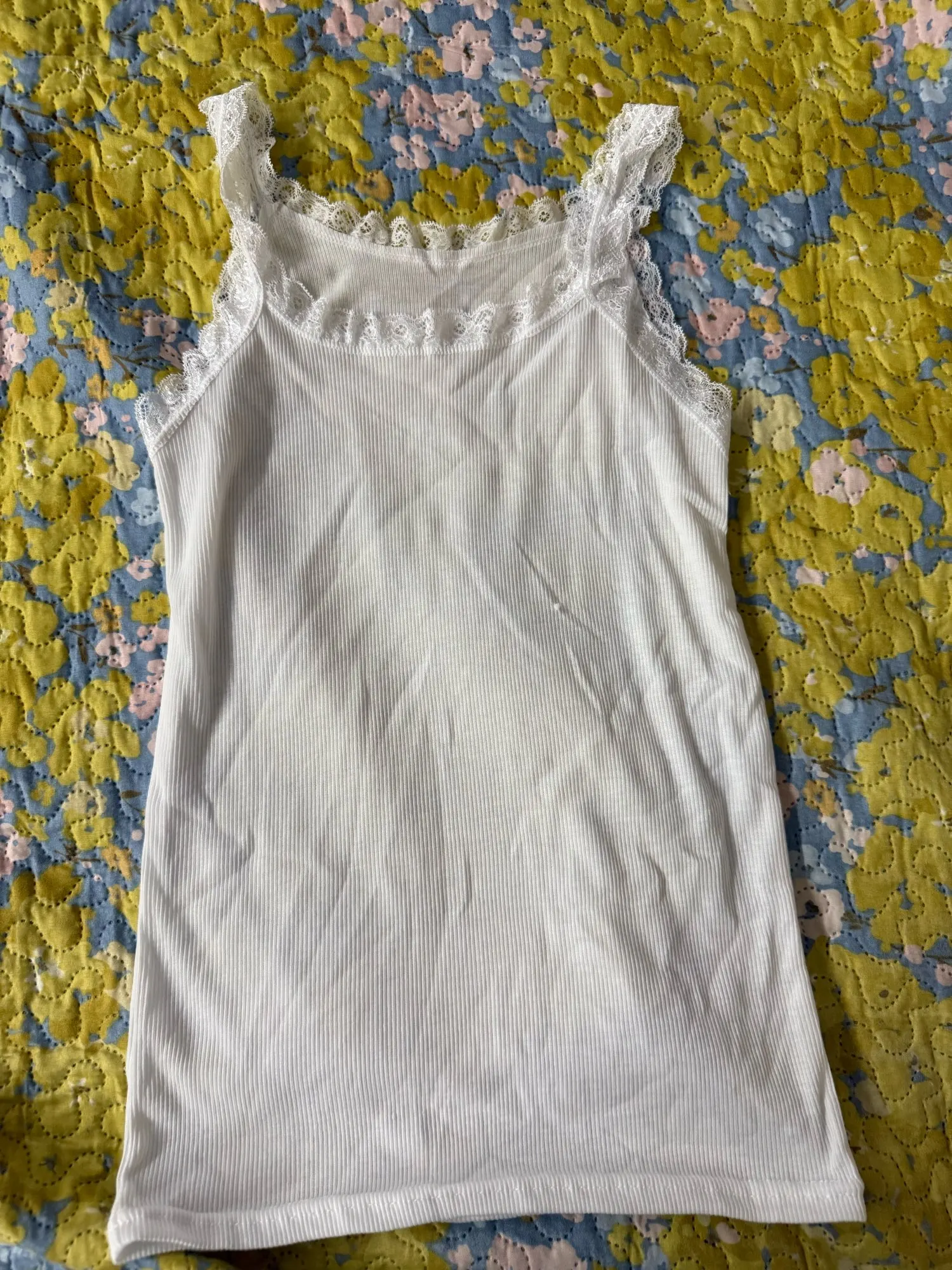 Luxe Sleeveless Lace Tank Top for Effortless Summer Style photo review