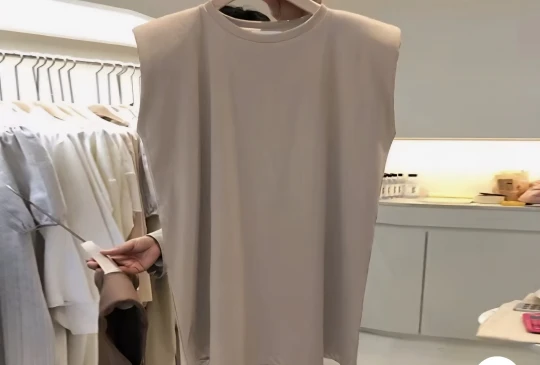 Trendy Women's Summer Sleeveless T-shirt for Cool Comfort photo review
