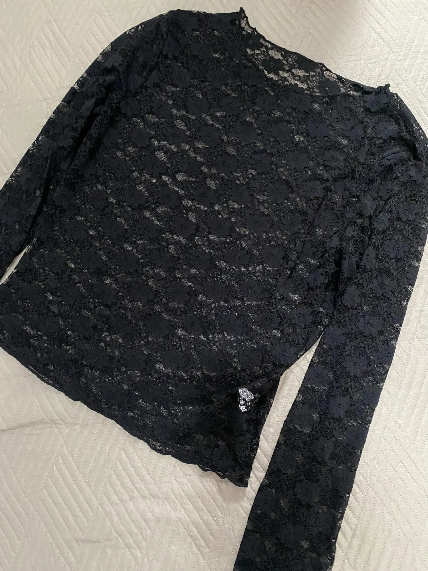 Lace-Trimmed Long Sleeve Crop Top for Unforgettable Nights photo review