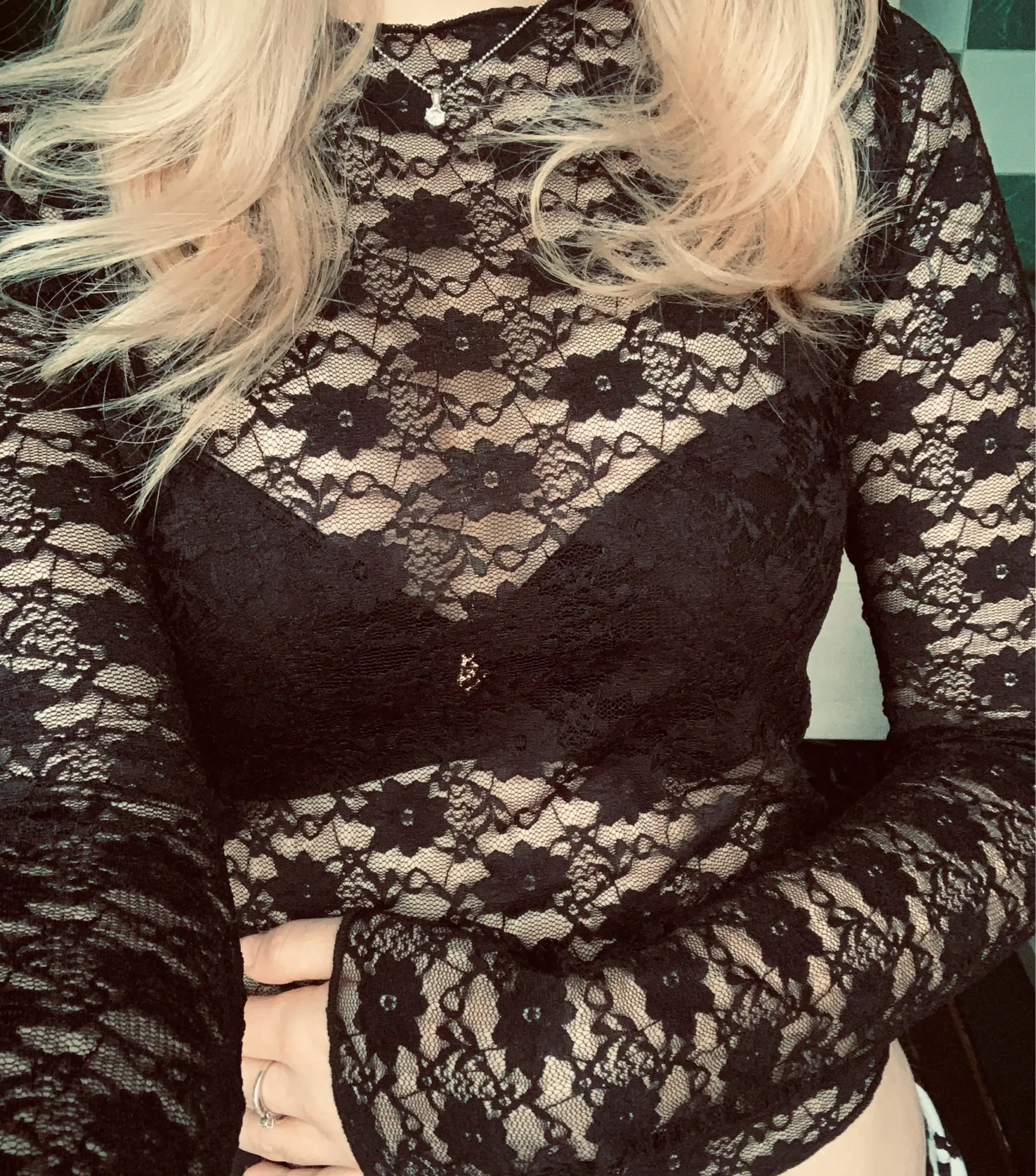 Lace-Trimmed Long Sleeve Crop Top for Unforgettable Nights photo review