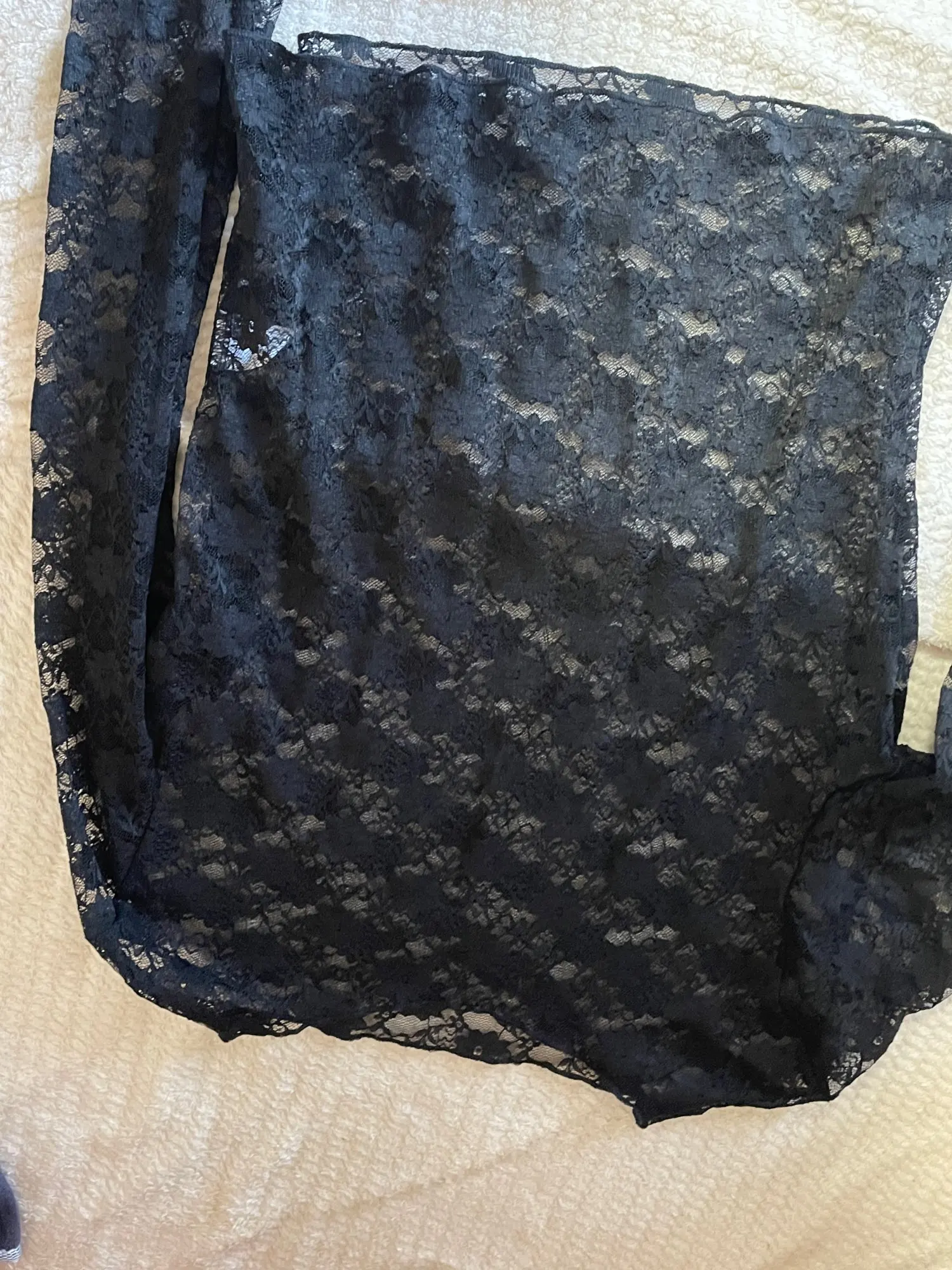 Lace-Trimmed Long Sleeve Crop Top for Unforgettable Nights photo review