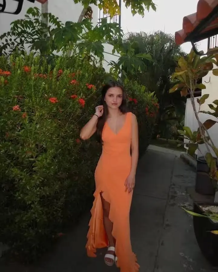 Backless Ruffle Midi Dress with V-Neck in Multiple Colours photo review
