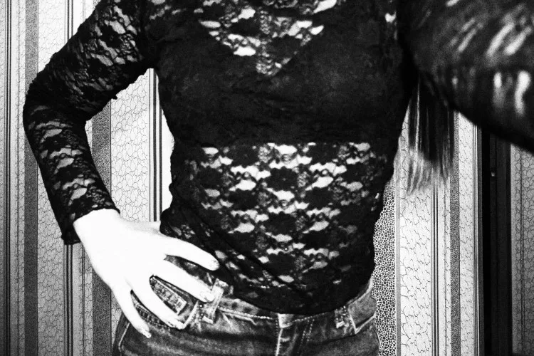 Lace-Trimmed Long Sleeve Crop Top for Unforgettable Nights photo review
