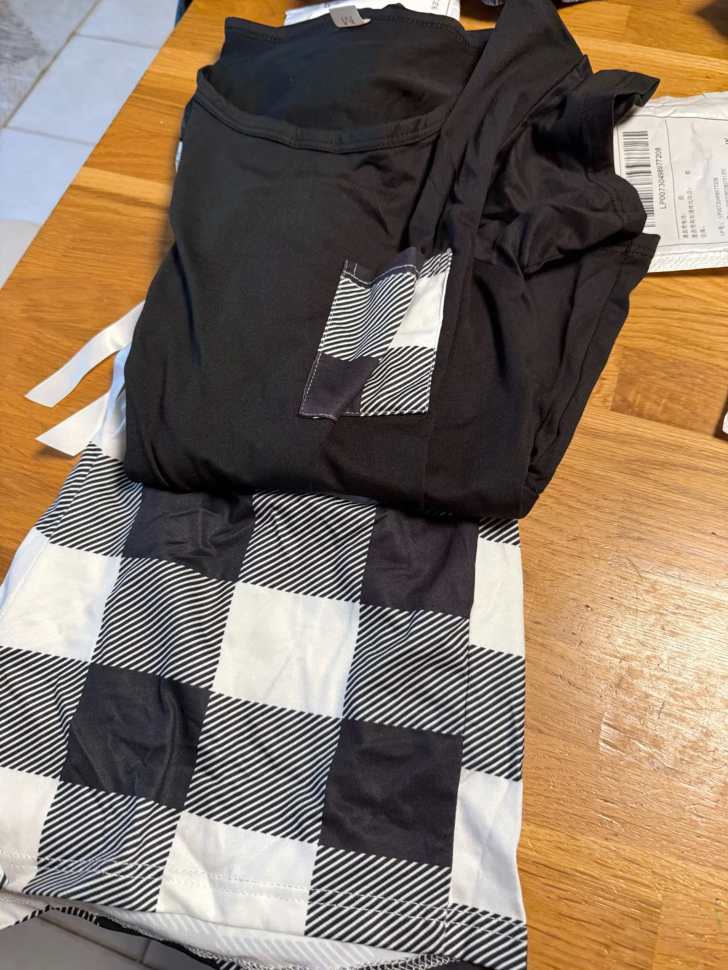 Cozy Black & Plaid Pajama Set for Effortless Relaxation photo review