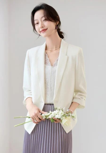SENTUBILA Blazer For Women's Commuter Flat Collar, One Button down Shoulder Pads, Seven quarter Sleeves Short Jacket 152XC1936